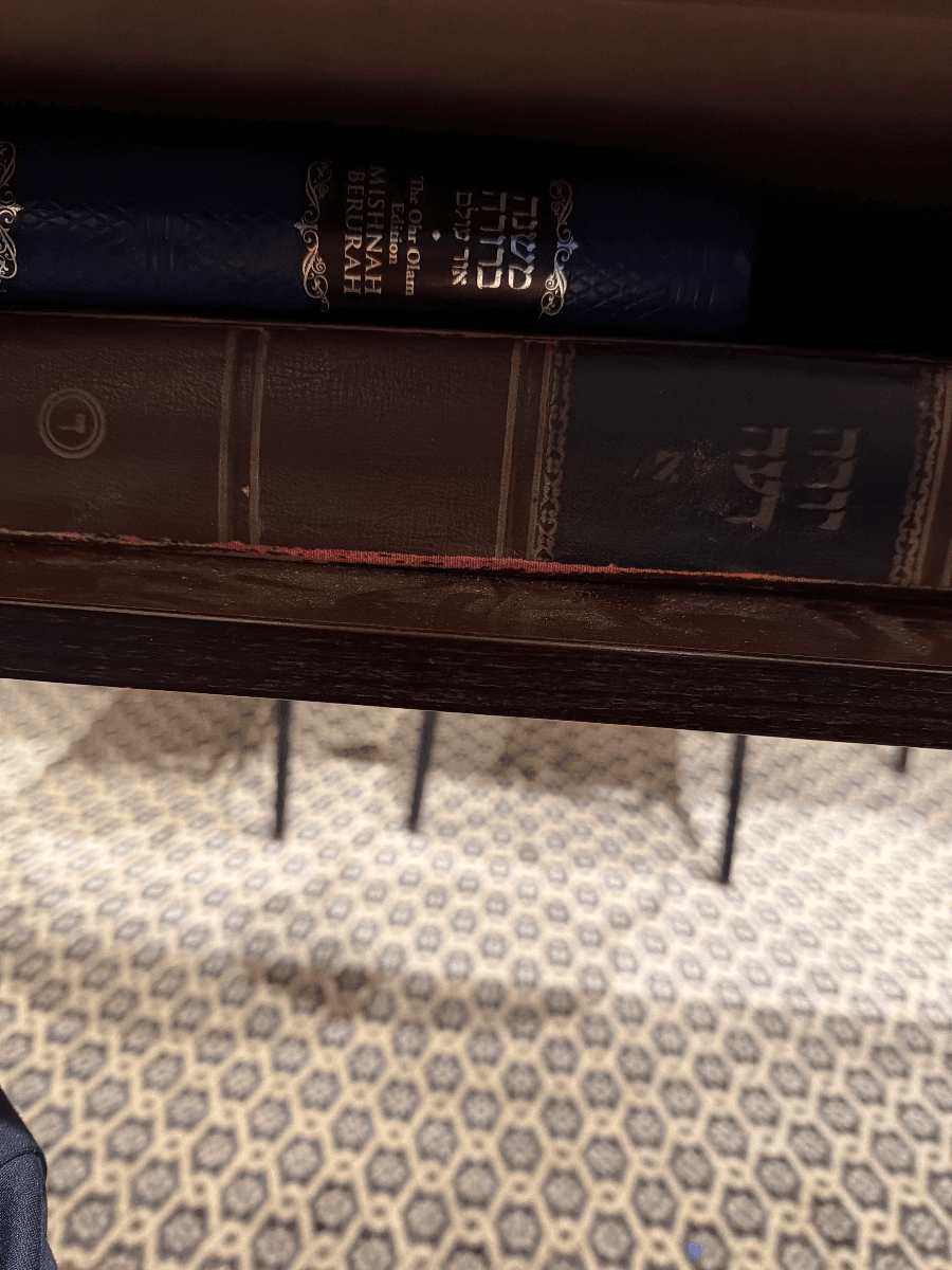 Lot: Artscroll Ohr Olam Edition Mishnah Berurah and Artscroll Mishnah Berurah Vol. 7 - Image 1