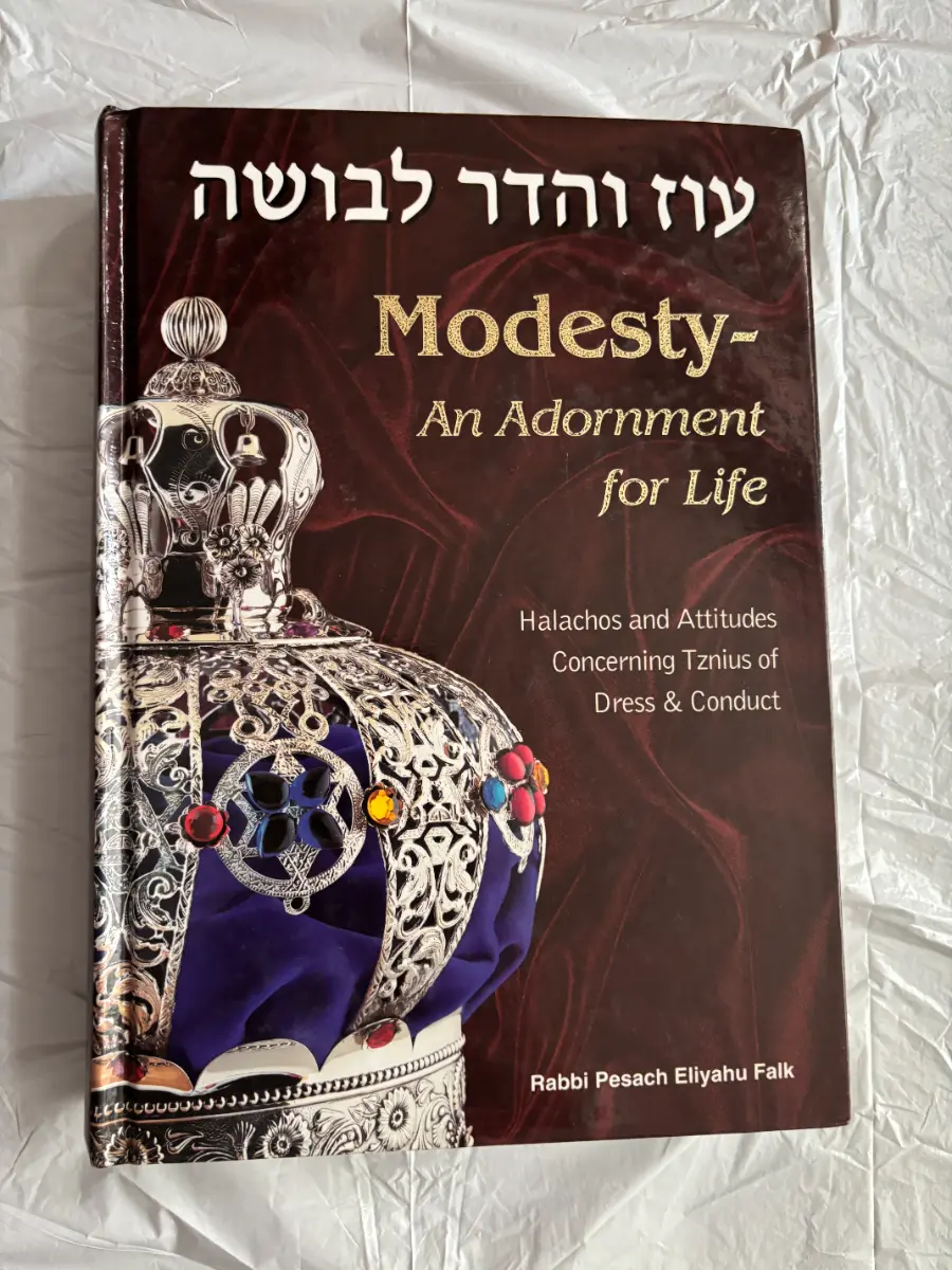 עוז והדר לבושה / Modesty, An Adornment for Life. Halachos and Attitudes Concerning Tznius of Dress & Conduct